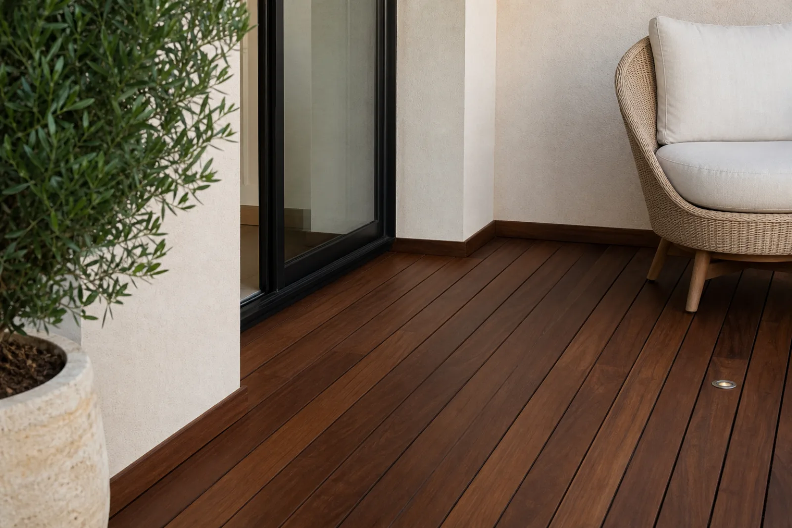 Detalle de tarima de madera natural en una terraza